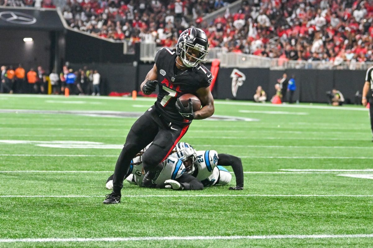 ATLANTA, GA  SEPTEMBER 10:  Atlanta running back Bijan Robinson (7) runs for a touchdown during the NFL game between the Carolina Panthers and the Atlanta Falcons on September 10th, 2023 at Mercedes-Benz Stadium in Atlanta, GA.  (Photo by Rich von Biberstein/Icon Sportswire via Getty Images)